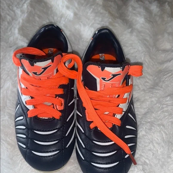 Kids Black and Orange Soccer Shoes like new - Picture 7 of 7
